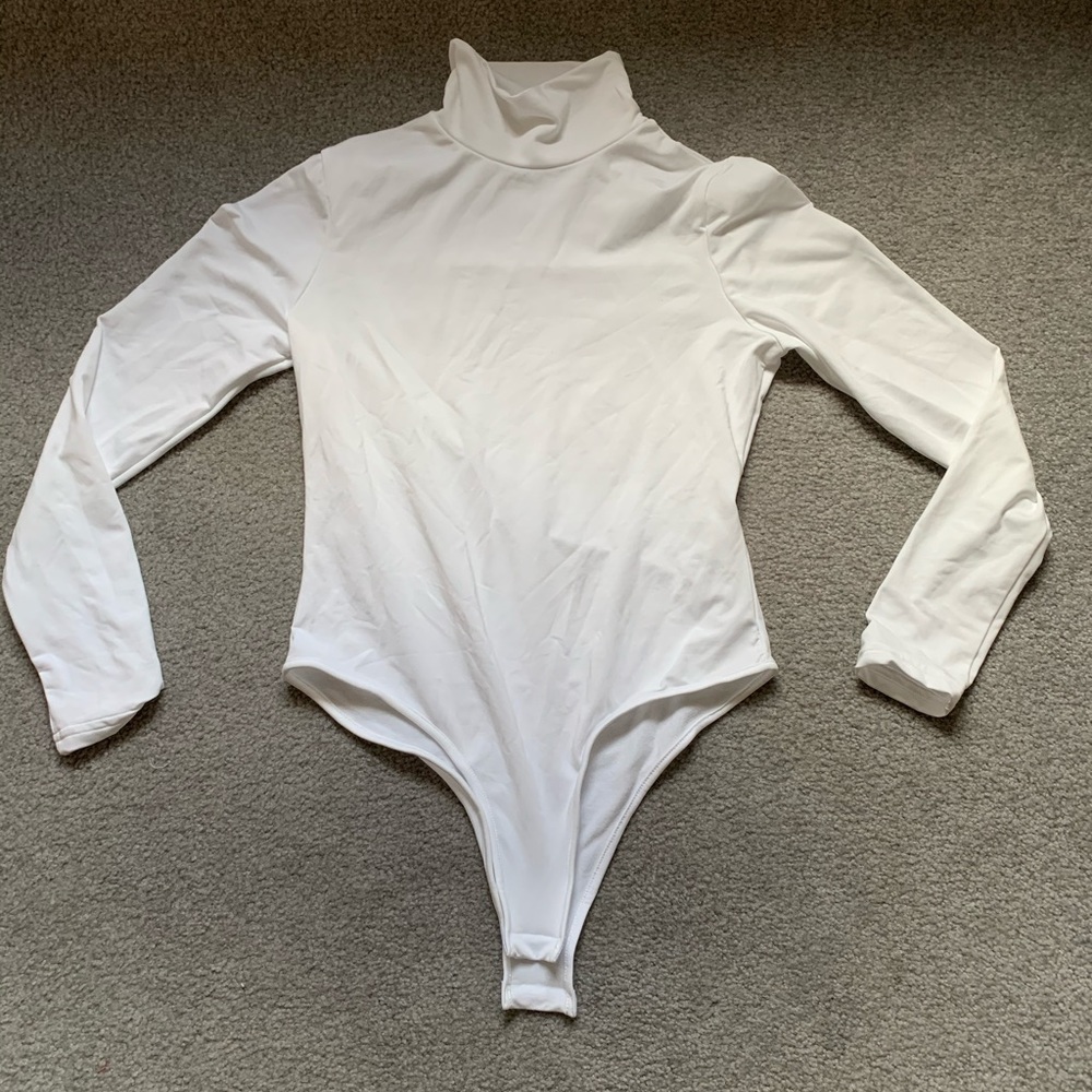 ⚫️ white turtleneck bodysuit